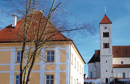 Gemeindehaus und Kirche in Tagmersheim