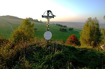 Fuchsenhöhle - am Wanderweg Monheimer Alb Nr. 18 im Kohlenbachtal bei Huisheim