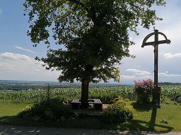 Herrliche Aussicht am Mädchenkreuz - am Südrand der Frankenalb bei Marxheim - Wanderweg Monheimer Alb Nr. 11