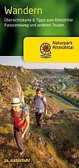 Die kostenlose Broschüre Wandern enthält eine Übersichtskarte mit Tipps zum Altmühltal-Panoramaweg und weiteren Touren. Ein Wanderpärchen bei den 12 Aposteln mit dem Tal im Hintergrund soll den Gast zum Wandern einladen.