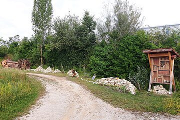 Gartenstrukturen - Lehrbienenstand mit Bienenweide Monheim