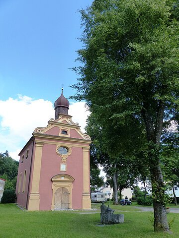 Schlosskapelle Otting Blick auf die Schlosskapelle Otting, die am Wanderweg Monheimer Alb 4 liegt