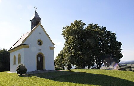 Blick auf die in schöner Landschaft eingebettet liegende Christi-Himmelfahrtskapelle.