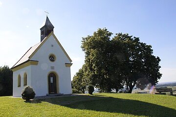 Blick auf die in schöner Landschaft eingebettet liegende Christi-Himmelfahrtskapelle.