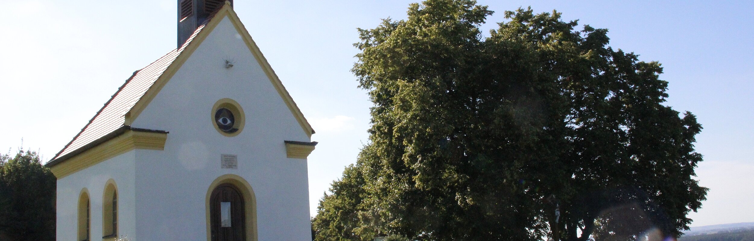 Blick auf die in schöner Landschaft eingebettet liegende Christi-Himmelfahrtskapelle.