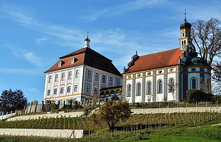 Außenansicht auf Schloss Leitheim mit davor liegendem Weinberg.