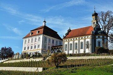 Außenansicht Schloss Leitheim Außenansicht auf Schloss Leitheim mit davor liegendem Weinberg.