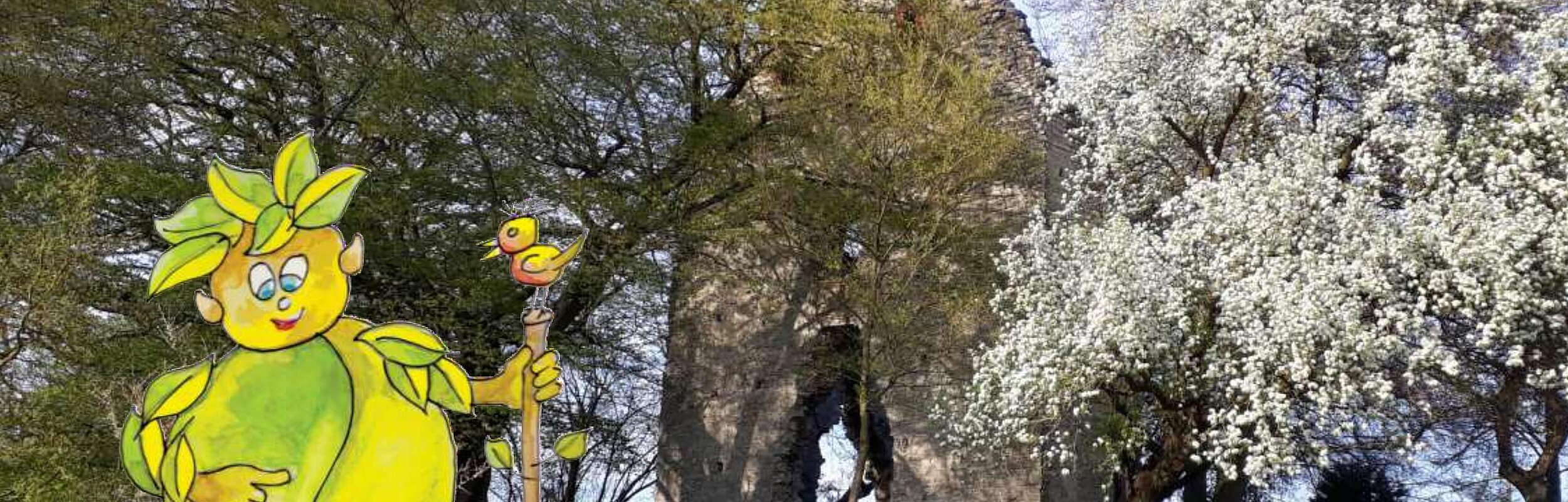 Blick auf eine zwischen Bäumen versteckte Ruine. Links sieht man das grüne, gemalte Waldgeistlein.