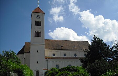 Blick auf die Pfarrkirche St. Jakob mit strahlend blauem Himmel.