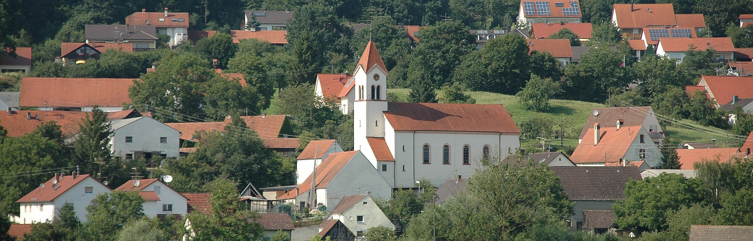 Blick auf Altisheim mit der im Ort liegenden Pfarrkirche St. Willibald