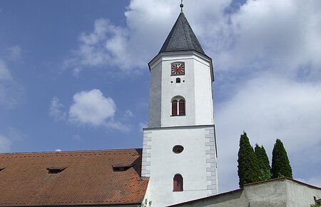Außenansicht von der Pfarrkirche St. Vitus