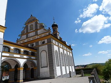 Blick auf die im Sonnenschein liegende Schlosskirche St. Blasius
