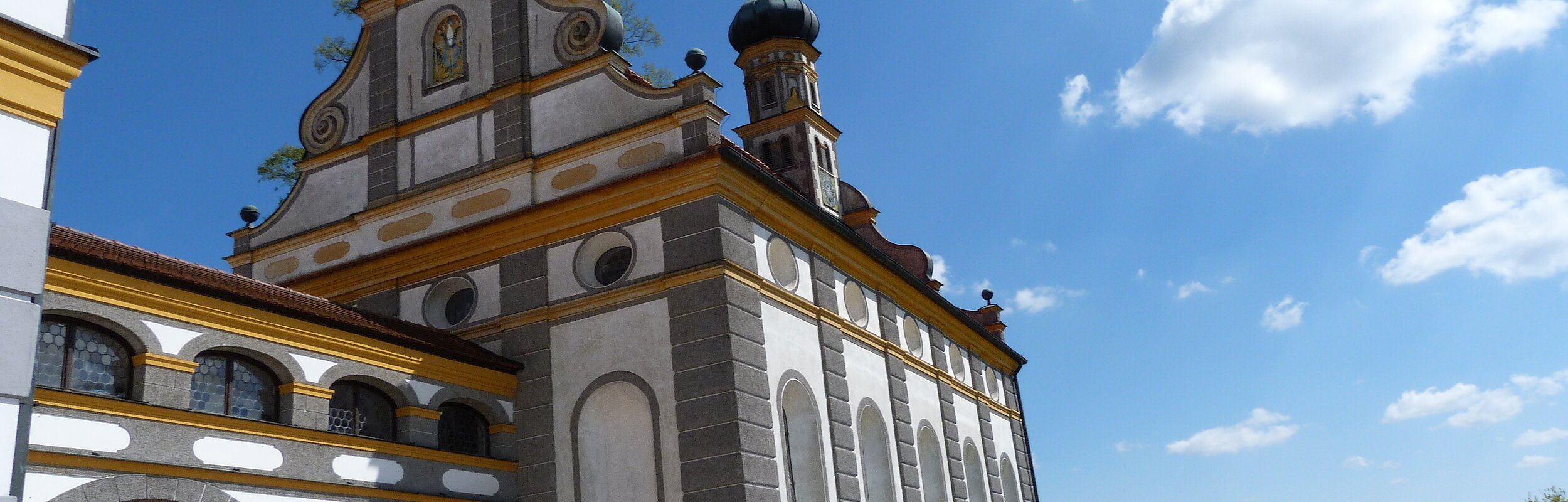 Blick auf die im Sonnenschein liegende Schlosskirche St. Blasius
