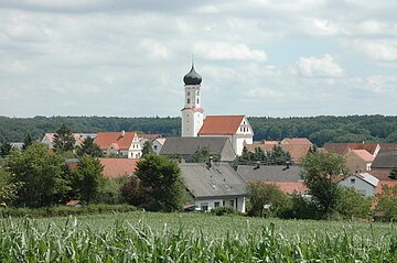 Ortsansicht von Sulzdorf mit der Pfarrkirche St. Margaretha