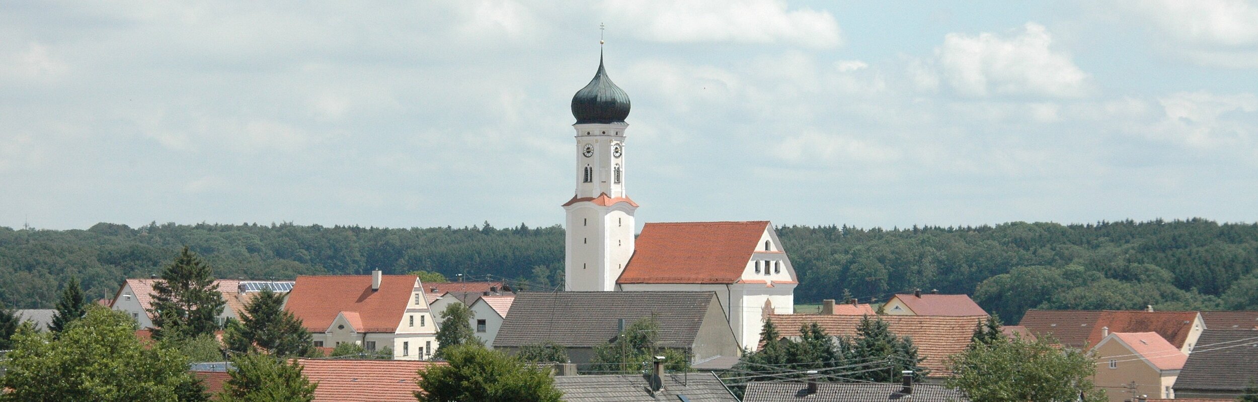 Ortsansicht von Sulzdorf mit der Pfarrkirche St. Margaretha