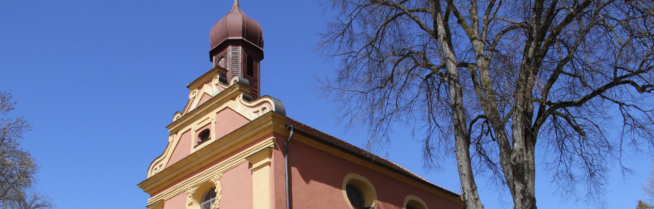 Blick auf die kleine Schlosskapelle
