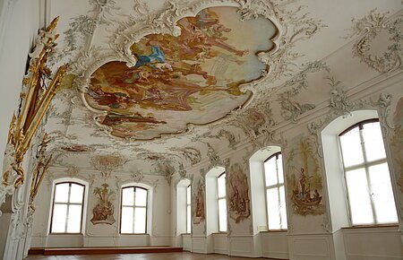 Blick auf den hellen Festsaal mit seinen Deckengemälden im Schloss Leitheim