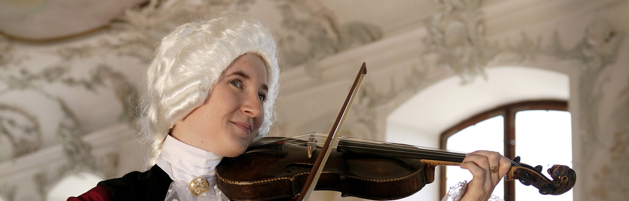 Ein Mozartdarsteller mit Geige im Schloss Leitheim