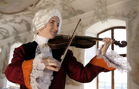 Ein Mozartdarsteller mit Geige im Schloss Leitheim