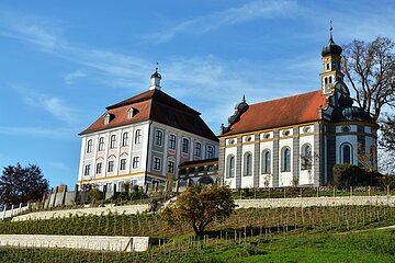 Außenansicht Schloss Leitheim Blick auf das Schloss Leitheim mit davor liegendem Weinberg