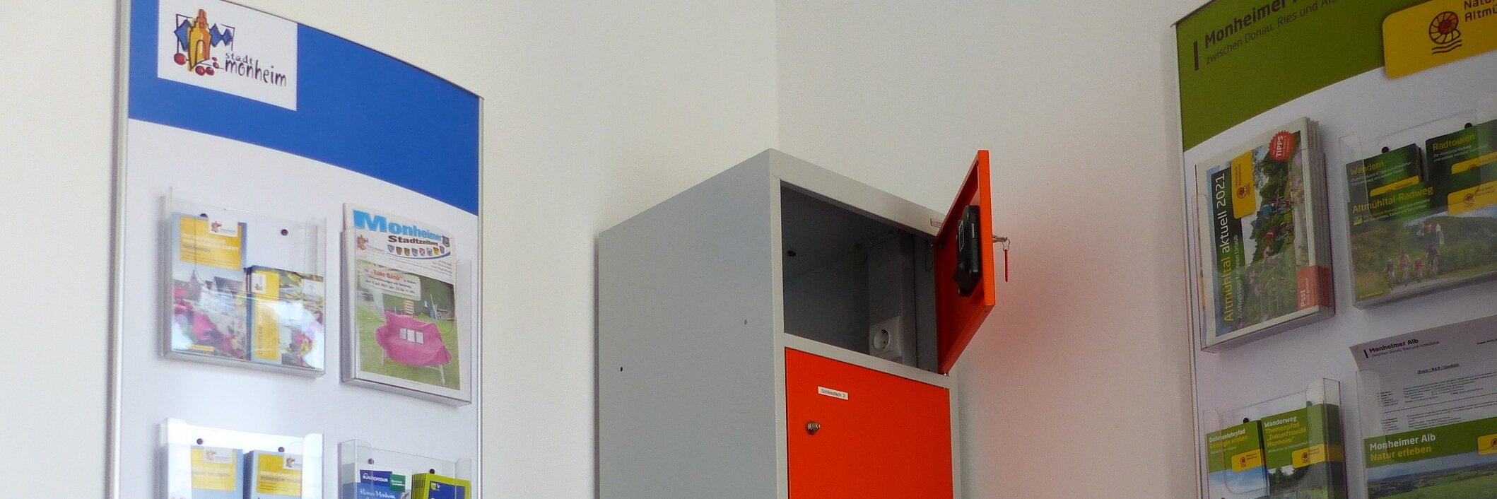 Indoor-Ladeschrank für eBike-Akkus und Infomaterial im Vorraum der Tourist-Information Monheim
