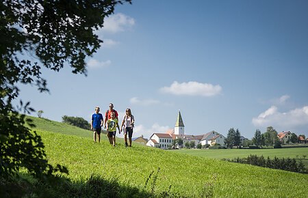 Wandern in der Monheimer Alb mit Blick auf Rögling