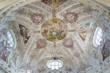 Die gesamten Deckengemälde der Kuppel der ehemaligen Klosterkirche.