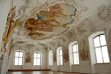 Blick auf den hellen Festsaal mit seinen Deckengemälden im Schloss Leitheim