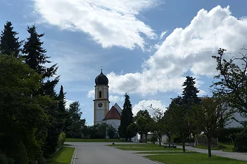 Blick auf die Pfarrkirche St. Martin, die am Wanderweg Monheimer Alb 4 liegt