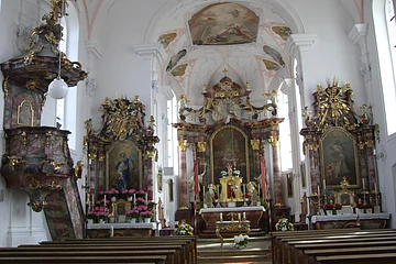 Blick in die Pfarrkirche St. Margaretha mit Hauptaltar und den beiden Seitenaltären. Links im Bild sieht man die Kanzel.