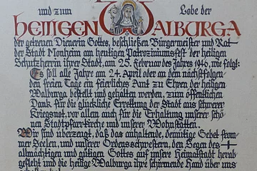 Hierin gelobt der Bürgermeister sowie der Rat der Stadt Monheim, ein alljährliches Dankamt zu Ehren der Heiligen Walburga abhalten zu lassen für die Verschonung der Stadt im Zweiten Weltkrieg.