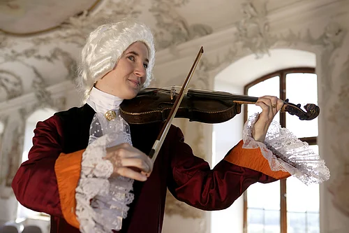 Ein Mozartdarsteller mit Geige im Schloss Leitheim
