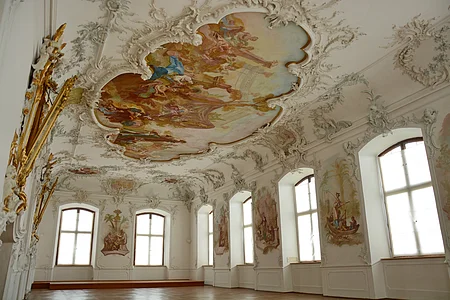 Blick auf den hellen Festsaal mit seinen Deckengemälden im Schloss Leitheim