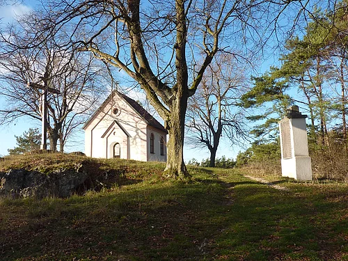 Blick auf die zwischen Bäumen liegende Kapelle am Kalvarienberg in Gosheim.