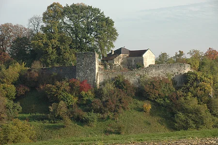 Gesamtansicht auf die Burgruine Graisbach