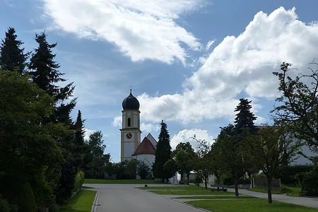 Blick auf die Pfarrkirche St. Martin, die am Wanderweg Monheimer Alb 4 liegt
