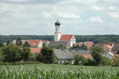 Sulzdorf mit der im Ort liegenden Pfarrkirche St. Margaretha