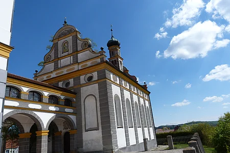 Blick auf die im Sonnenschein liegende Schlosskirche St. Blasius