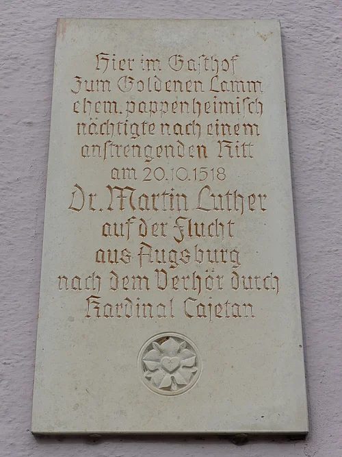 Gedenktafel Dr. Martin Luther in Monheim Gedenktafel mit Inschrift über Dr. Martin Luthers Aufenthalt in Monheim, im Gasthof "Zum Goldenen Lamm" am 20.10.1518. Angebracht am gleichnamigen Gasthof in Monheim.