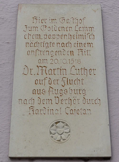 Gedenktafel mit Inschrift über Dr. Martin Luthers Aufenthalt in Monheim, im Gasthof "Zum Goldenen Lamm" am 20.10.1518. Angebracht am gleichnamigen Gasthof in Monheim.