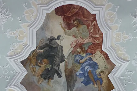 Deckenfresko mit religiösen Figuren, darunter Engel und Heilige, die über einer Landschaft mit Gebäuden, der Stadt Monheim schweben.