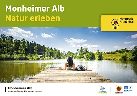 Broschüre der Monheimer Alb zum Thema Natur erleben, mit dem gleichnamigen Titel. Auf dem Foto eine Frau, die auf einem Steg an einem See liegt, umgeben von Wald. Unten Logos der Monheimer Alb, des Ferienlands Donau-Ries, dem Geopark Ries und des UNESCO Global Geoparks Ries.