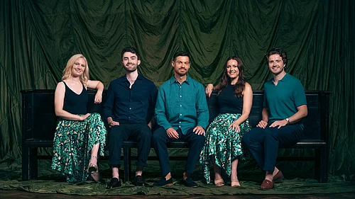 Apollo 5 Die fünf Sänger von Apollo 5 auf einer Bank.