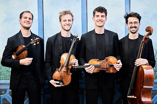 Quatuor Agate Die vier Musiker des Streichquartetts mit ihren Instrumenten.