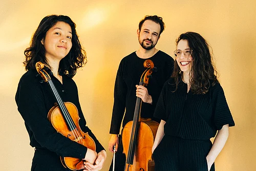 Avin Trio Die drei Musiker des Avin Trio mit Instrumenten in lachender Haltung