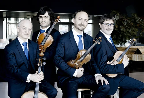 Quatuor Danel Die vier Musiker des Streichquartetts Quatuor Danel mit ihren Instrumenten sitzend.