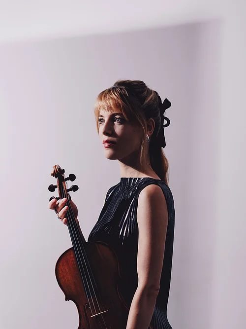 Violaine Despeyroux Die Musikerin Violaine Despeyroux mit ihrer Bratsche.