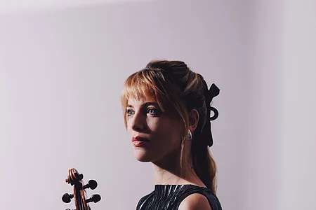 Die Musikerin Violaine Despeyroux mit ihrer Bratsche.