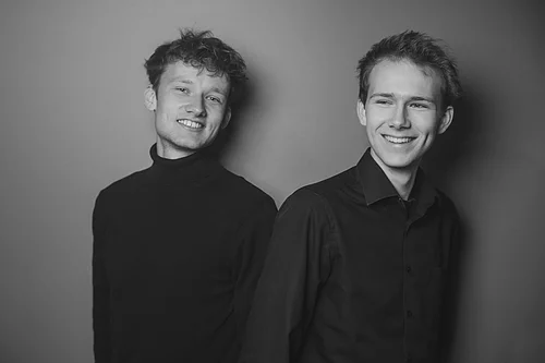 Lionel Martin & Demian Martin Die beiden Musiker Lionel und Damian Martin zusammenstehend