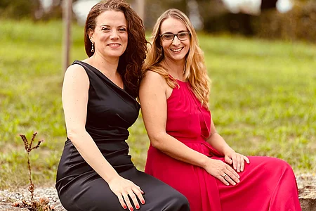 Die beiden Musiker Martina Silvester und Feodora Johanna Mandel in Abendkleidern